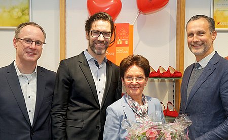 Thomas Schmidt-Tancredi, Direktor der Hessing Stiftung, Ronny Egger, Leitung Hessing Maßarbeit für Orthopädie, Barbara Kratzer, ehemalige Eigentümerin des Schuhhaus Kratzer und Roland Eichmann, erster Bürgermeister von Friedberg, freuen sich.